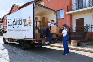 عمال شركة العابر الكويتية يقومون بتغليف الأثاث باستخدام الفوم والبلاستيك الفقاعي لحمايته أثناء النقل داخل الكويت.