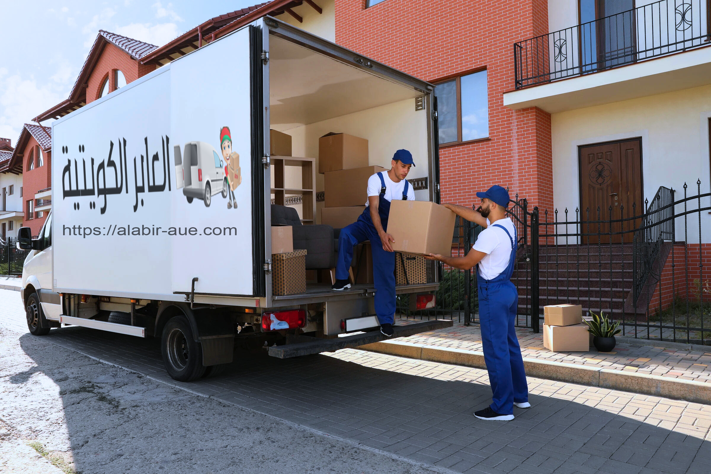 عمال شركة العابر الكويتية يقومون بتغليف الأثاث باستخدام الفوم والبلاستيك الفقاعي لحمايته أثناء النقل داخل الكويت.