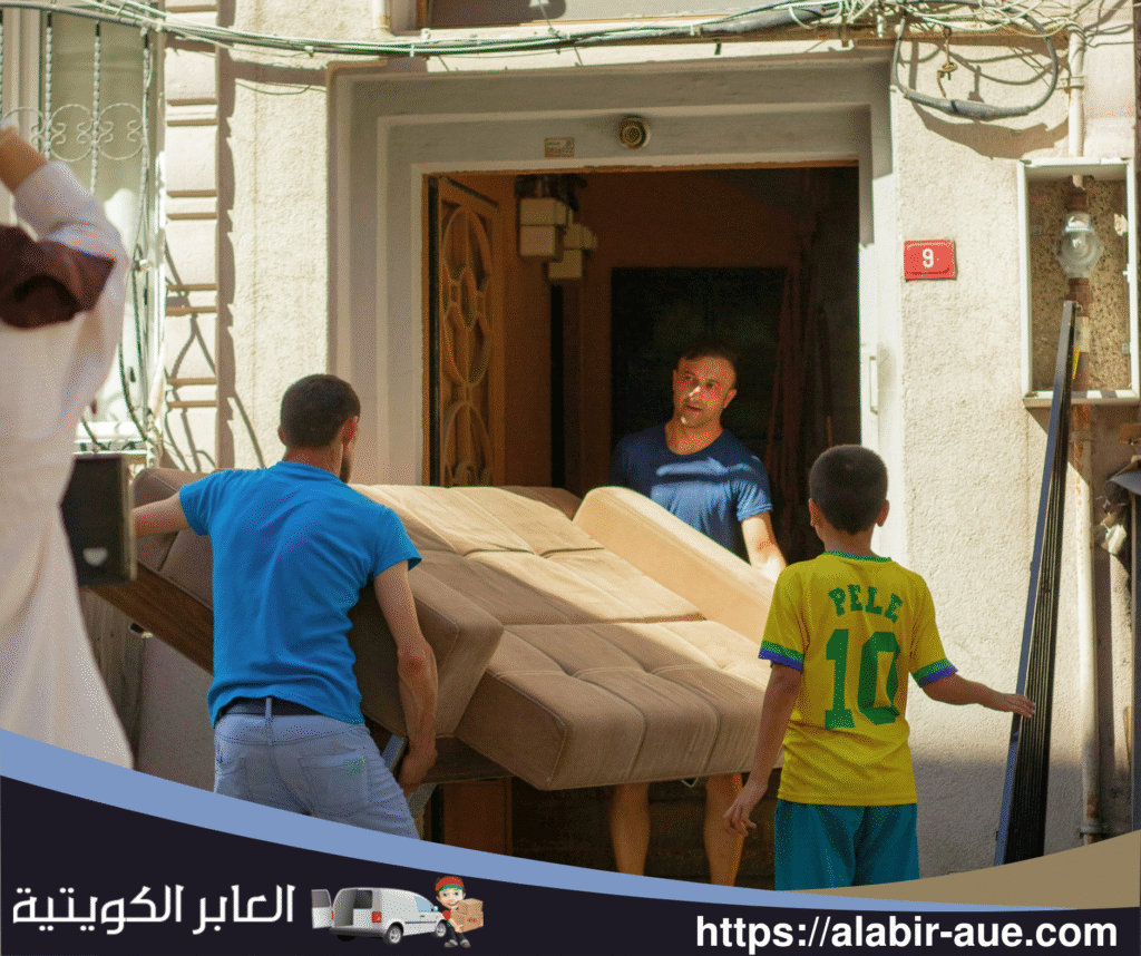 فريق من العمال يقوم بتغليف الأثاث لحمايته أثناء النقل في الجهراء