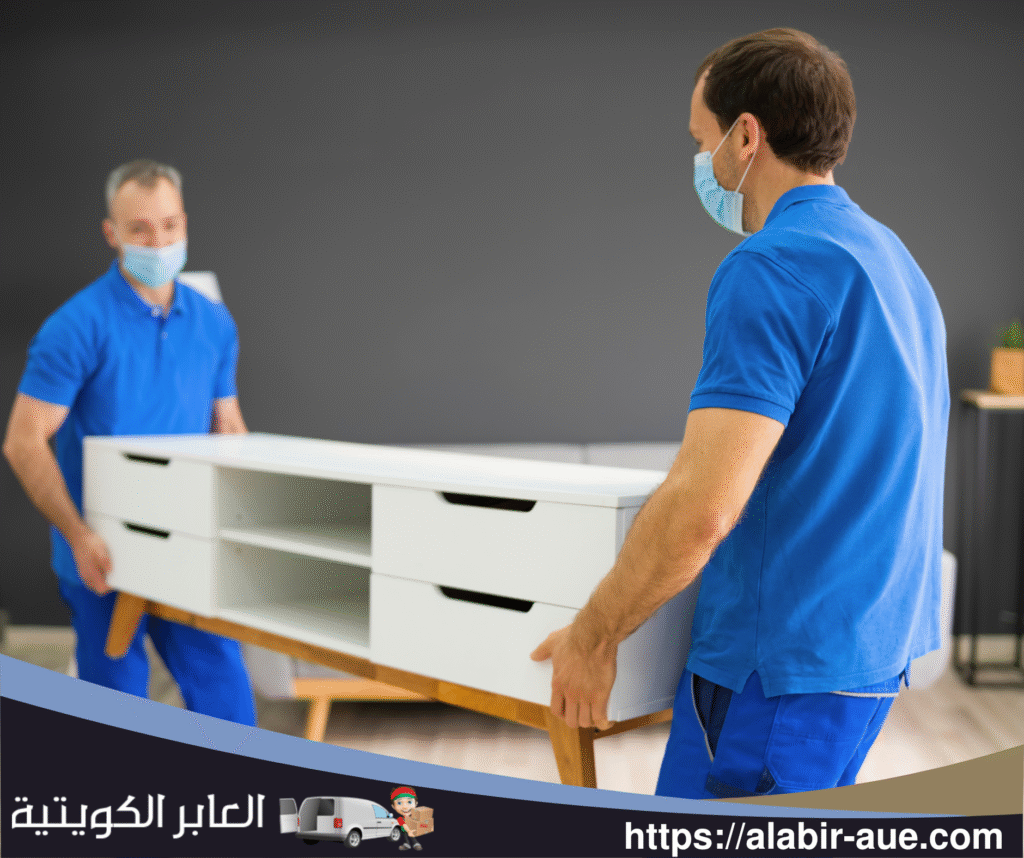 رافعة عفش ترفع أثاث منزل إلى طابق مرتفع في منطقة الجهراء