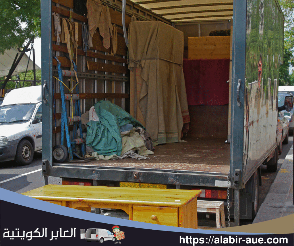 عامل تركيب يقوم بتركيب أثاث أيكيا داخل منزل جديد في منطقة الجهراء .شركة نقل عفش في الجهراء
