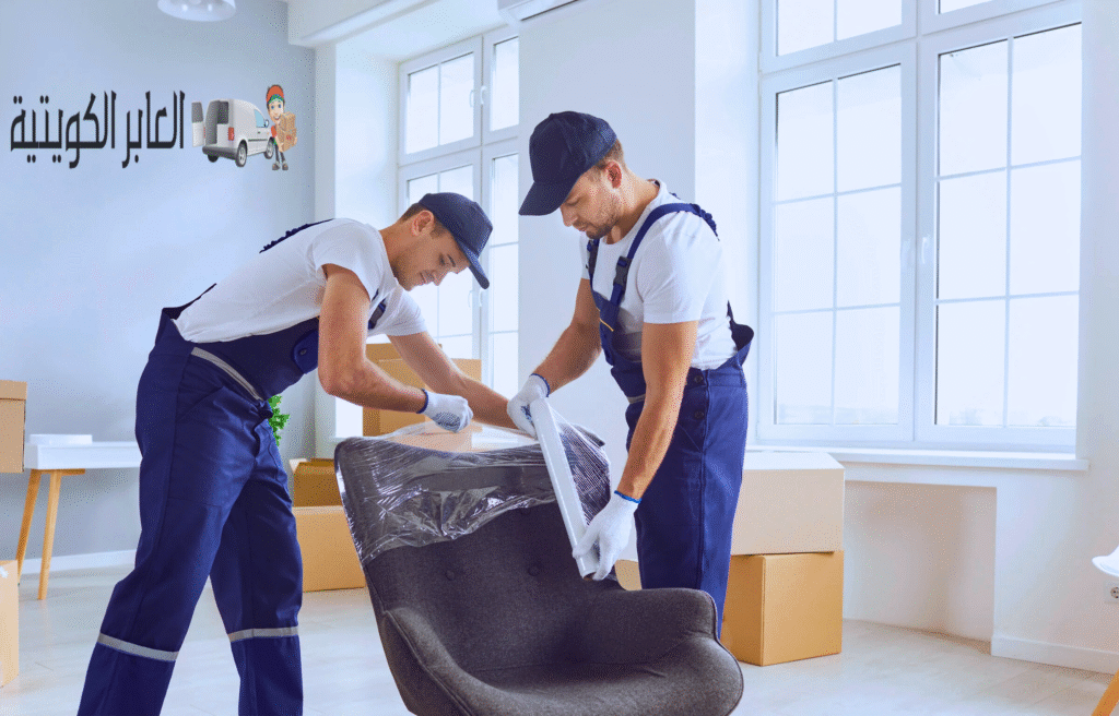 فريق عمل من النجارين والفنيين المدربين لدى شركة العابر الكويتية أثناء تنفيذ عملية نقل الأثاث في أحد منازل الكويت.