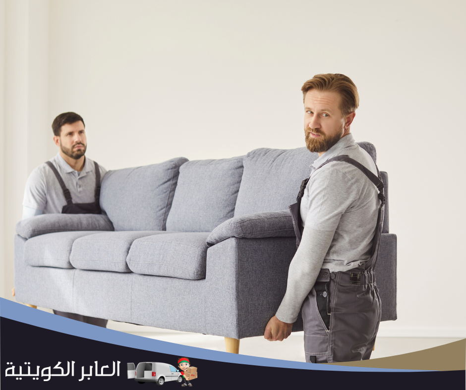 عامل يقوم بتغليف أثاث قبل نقله داخل الكويت . شركة نقل عفش في الكويت