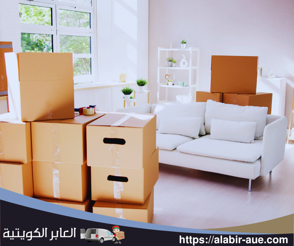 عمال ينقلون أثاث إلى شقة جديدة في الكويت