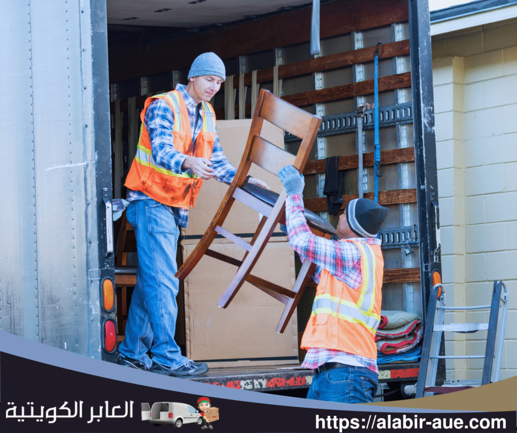 عمال يقومون بتغليف الأثاث بعناية باستخدام مواد حماية في الكويت
