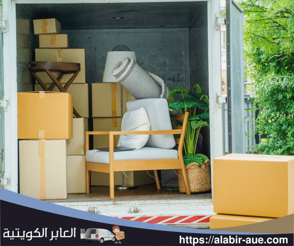 رافعة تقوم برفع الأثاث إلى شقة في الطابق الثالث في مبارك الكبير