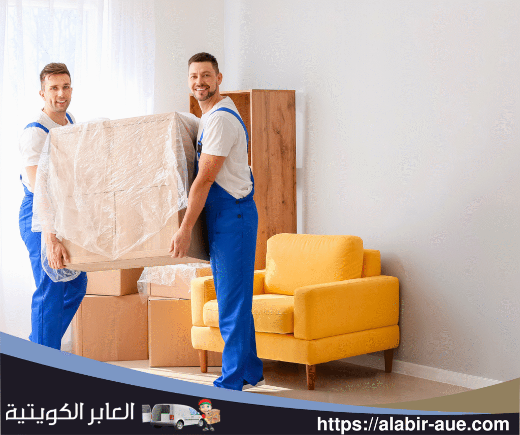 عامل ينظم قطع الأثاث داخل شاحنة نقل بطريقة مرتبة وآمنة